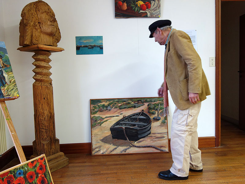 Pierre Cariou redécouvrant l'une de ses peintures...